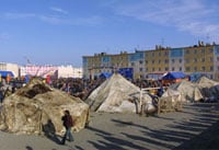 Traditional Yarungas built next to apartment buildings. Source: chukotka.org